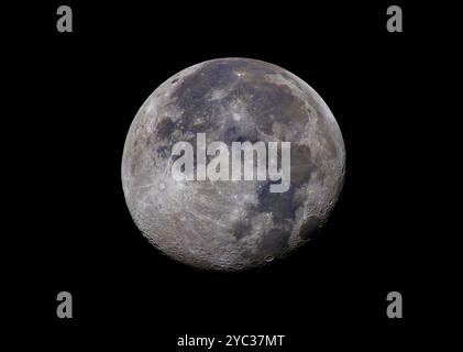 La luna Gibbous in declino si illumina nel cielo mattutino sopra Ottawa, Canada, il 19 ottobre 2024 Foto Stock