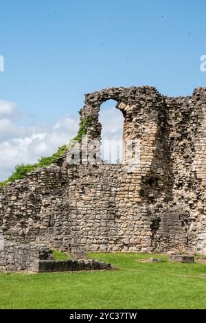Yorkshire, Regno Unito - 23 luglio 2024: The Hall vista dal bailey interno, castello di Conisbrough, una fortificazione medievale del XII secolo Foto Stock
