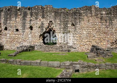 Yorkshire, Regno Unito - 23 luglio 2024: Le mura in rovina della cucina medievale al castello di Conisbrough Foto Stock