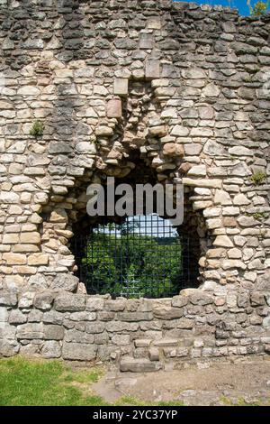 Yorkshire, Regno Unito - 23 luglio 2024: Le mura in rovina della cucina medievale al castello di Conisbrough Foto Stock