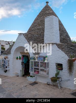 Alberobello Italia 18 settembre 2024 situato nel cuore della Puglia, questo pittoresco negozio di trulli presenta una vasta gamma di ceramiche colorate e prodotti artigianali Foto Stock