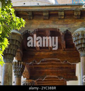 Shahrisabz, Uzbekistan. Splendido soffitto in legno nella moschea Dorus-Saodat Foto Stock