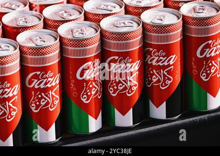 Inghilterra, Londra, Whitehall, 5 ottobre 2024, Gaza Cola in vendita a sostegno della causa palestinese. Foto Stock