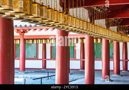 Fila di lanterne giapponesi placcate oro al tempio buddista Shitenno-ji di Osaka, Giappone. Foto Stock