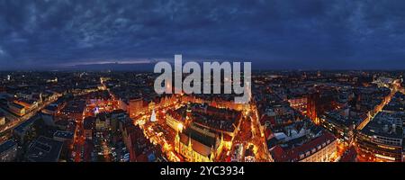 Vista aerea del mercato di Natale di notte con bancarelle illuminate, alberi festivi ed edifici storici a Breslavia, Polonia. Città europea decorata Foto Stock