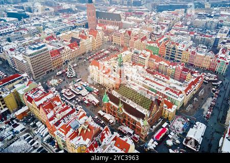 Vista aerea della città europea coperta di neve con edifici dal tetto rosso nella stagione invernale. Mercatino di Natale e strade decorate della città di Breslavia, Polonia Foto Stock