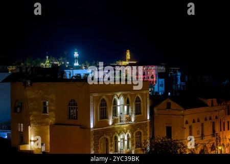 Vista notturna sul tetto di Giaffa, Israele, la chiesa di San Pietro (a destra) e la moschea Muhamidiya sulla sinistra la torre dell'orologio non era illuminata, ma c Foto Stock