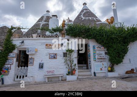 Alberobello Italia 18 settembre 2024 immerso nel cuore della Puglia, questo pittoresco trullo presenta un'architettura affascinante, una vegetazione lussureggiante e vibrante Foto Stock