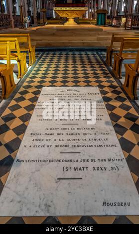Saint-Valery-sur-somme, Francia - 09 19 2024: Vista interna della Chiesa di Saint-Martin dalla navata Foto Stock