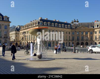 Parigi, Francia, 10.16.2024 Place Vendôme con un fungo gigante al centro per la fiera Art Basel Paris 2024 Foto Stock