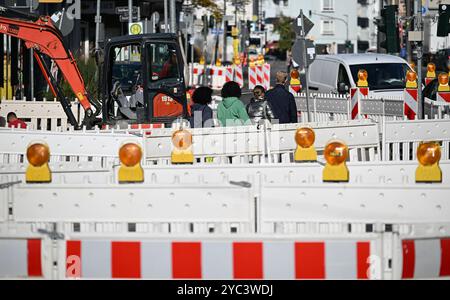 PRODUZIONE - 21 ottobre 2024, Assia, Francoforte sul meno: I recinti di barriera sono eretti su un cantiere stradale presso la stazione ferroviaria locale nel distretto di Sachsenhausen. Concedi più tempo durante la guida attraverso le città dell'Assia. Ciò è dovuto al fatto che i lavori stradali vengono svolti in molti luoghi. L'arretrato dei lavori di ristrutturazione è lungo e non verrà risolto rapidamente. Foto: Arne Dedert/dpa Foto Stock