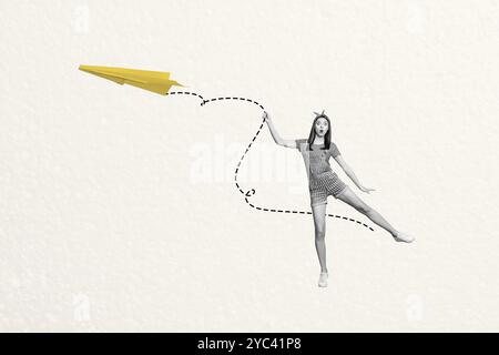 Collage fotografico poster di una pazza allegra e felice con un aereo di carta che vola isolato su uno sfondo creativo Foto Stock