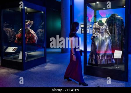 Londra, Regno Unito. 21 ottobre 2024. Un membro dello staff vede (R) l'abito di Katrina Van Tassel, del costumista Colleen Atwood, per il film "Sleepy Hollow", 1999, in anteprima alla mostra World of Tim Burton al Design Museum. Conosciuto principalmente per il suo lavoro cinematografico, Tim Burton è anche un artista multidisciplinare. 600 oggetti dei suoi archivi personali, che coprono 50 anni, sono esposti per la prima volta nel Regno Unito, dal 25 ottobre 2024 al 21 aprile 2025. Crediti: Stephen Chung / Alamy Live News Foto Stock