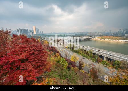 Lo skyline della città di Seoul nella Corea del Sud all'Isola di Yeouido e la vista del fiume Han dal Parco Yongbongjeong in autunno Foto Stock