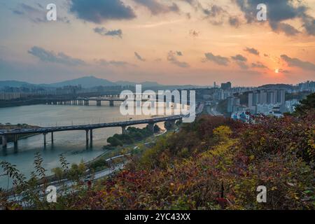 Seoul, Corea del Sud, tramonto sullo skyline della città con vista sul fiume Han dal Parco Eungbongsan in autunno Foto Stock