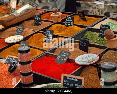 Il mercato del cibo fresco di Uzes, nel sud della Francia Foto Stock