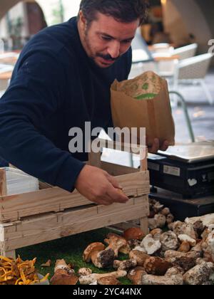 Il mercato del cibo fresco di Uzes, nel sud della Francia Foto Stock