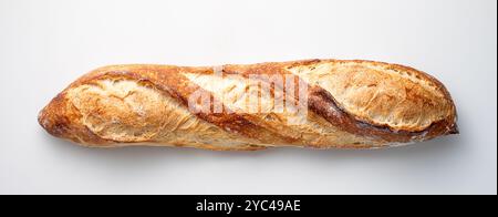 Baguette artigianali appena sfornate con crosta dorata distesa su una superficie pulita pronta per essere gustata Foto Stock