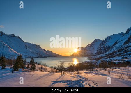 Tromso Norvegia tramonto paesaggio naturale invernale a Ersfjord Foto Stock