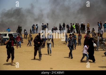 Un manifestante palestinese è stato ucciso, mentre un gran numero di manifestanti, paramedici e giornalisti sono stati feriti dal gas lacrimogeno sparato dall’esercito israeliano durante gli scontri a seguito della protesta della “marcia del ritorno” a Gaza. Gli scontri si sono svolti a est di Khan Yunis, vicino al confine tra Gaza e Israele, mentre i palestinesi protestavano per l’evento della “lunga marcia del ritorno” per il terzo consecutivo Foto Stock