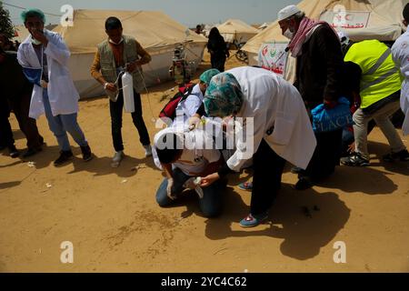 Un manifestante palestinese è stato ucciso, mentre un gran numero di manifestanti, paramedici e giornalisti sono stati feriti dal gas lacrimogeno sparato dall’esercito israeliano durante gli scontri a seguito della protesta della “marcia del ritorno” a Gaza. Gli scontri si sono svolti a est di Khan Yunis, vicino al confine tra Gaza e Israele, mentre i palestinesi protestavano per l’evento della “lunga marcia del ritorno” per il terzo consecutivo Foto Stock