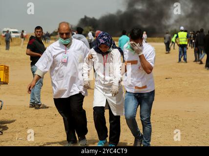 Un manifestante palestinese è stato ucciso, mentre un gran numero di manifestanti, paramedici e giornalisti sono stati feriti dal gas lacrimogeno sparato dall’esercito israeliano durante gli scontri a seguito della protesta della “marcia del ritorno” a Gaza. Gli scontri si sono svolti a est di Khan Yunis, vicino al confine tra Gaza e Israele, mentre i palestinesi protestavano per l’evento della “lunga marcia del ritorno” per il terzo consecutivo Foto Stock