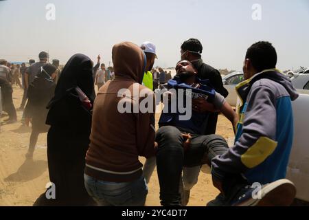 Un manifestante palestinese è stato ucciso, mentre un gran numero di manifestanti, paramedici e giornalisti sono stati feriti dal gas lacrimogeno sparato dall’esercito israeliano durante gli scontri a seguito della protesta della “marcia del ritorno” a Gaza. Gli scontri si sono svolti a est di Khan Yunis, vicino al confine tra Gaza e Israele, mentre i palestinesi protestavano per l’evento della “lunga marcia del ritorno” per il terzo consecutivo Foto Stock