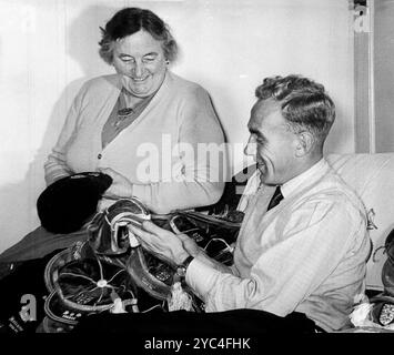 Wolverhampton Wanderers e il capitano del calcio inglese Billy Wright con Annie Colley la sua ex padrona di casa con cui ha alloggiato a Burland Avenue, Wolverhampton. Foto Stock