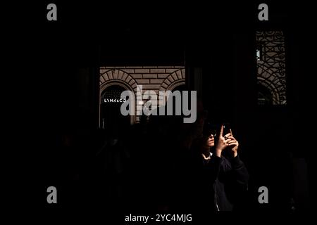 Turista che scatta una foto con il suo smartphone presso la Galleria Doria Pamphilj (Galleria Doria Pamphili), museo privato della città di Roma, nel Lazio Re Foto Stock