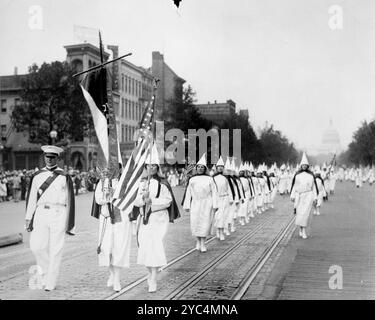 1928 foto d'archivio di Ku Klux Klan sfilata lungo Pennsylvania Avenue, Washington DC. Sullo sfondo si trova l'edificio del Campidoglio. Foto Stock