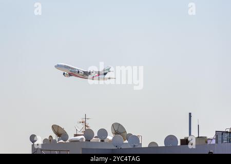 Un Airbus A380 Emirates in volo contro un cielo azzurro, Emirati Arabi Uniti. Foto Stock