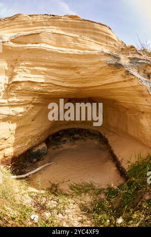 Antico bacino di carenaggio o tradizionale boathouse scolpito in arenaria sulla spiaggia di sa Cala (la mola, Formentera, Isole Baleari, Mar Mediterraneo, Spagna) Foto Stock