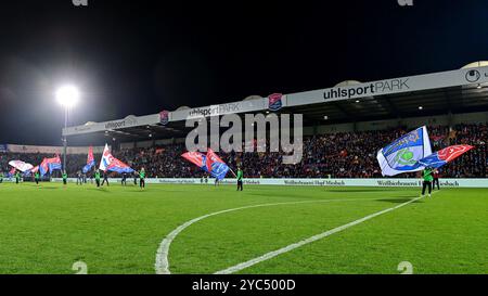 Unterhaching, Deutschland. 20 ottobre 2024. Viele Fahnenschwenker vor Spielbeginn, 20.10.2024, Unterhaching (Deutschland), Fussball, 3. LIGA, SPVGG UNTERHACHING - TSV 1860 MÜNCHEN, LE NORMATIVE DFB/DFL VIETANO QUALSIASI USO DI FOTOGRAFIE COME SEQUENZE DI IMMAGINI E/O QUASI-VIDEO. Credito: dpa/Alamy Live News Foto Stock