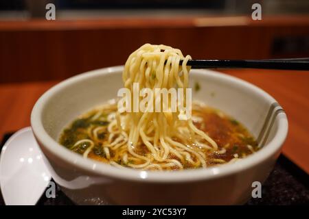 Yonakisoba è un ramen giapponese con una base leggera di salsa di soia. Foto Stock