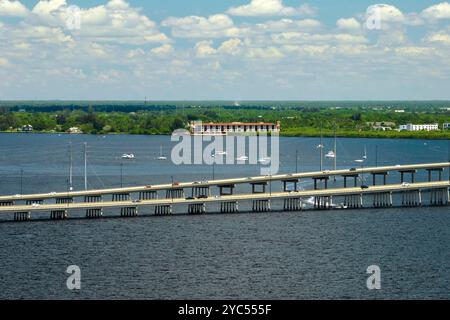 Barron Collier Bridge e Gilchrist Bridge in Florida con traffico in movimento. Infrastruttura di trasporto nella contea di Charlotte che collega Punta Gorda An Foto Stock