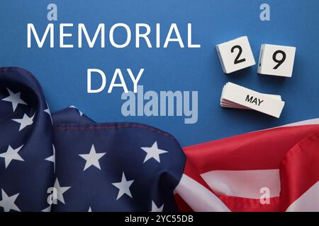 Calendario cubo con data 29 maggio del Memorial Day con bandiera USA su sfondo blu scuro. Vista dall'alto Foto Stock