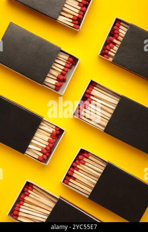 Casella di corrispondenze su sfondo giallo. Foto verticale. Vista dall'alto Foto Stock