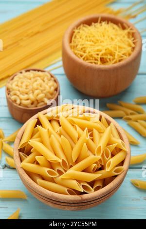 Vari tipi di pasta italiana su sfondo blu. Vista dall'alto Foto Stock