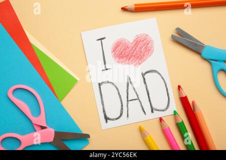 Biglietto d'auguri per la festa del papà con l'iscrizione "amo papà". Fatto a mano. Progetto creativo per bambini, artigianato, artigianato per bambini. Vista dall'alto Foto Stock