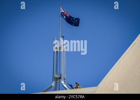 Canberra, Australia. 21 ottobre 2024. Durante il ricevimento cerimoniale, si vede una guardia sul tetto della camera del Parlamento. Re Carlo e la regina Camilla ricevettero un benvenuto cerimoniale dalle truppe australiane e si incontrarono con i membri del pubblico nel piazzale del Parlamento a Canberra. Le loro Maestà saranno in Australia dal 18 al 23 ottobre 2024, segnando la prima visita di re Carlo in Australia come sovrana. Credito: SOPA Images Limited/Alamy Live News Foto Stock