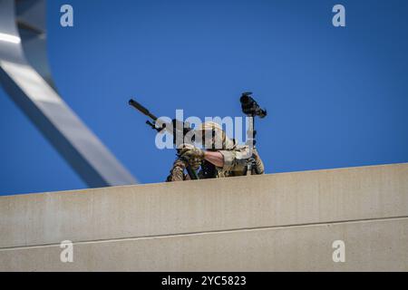 Canberra, Australia. 21 ottobre 2024. Durante il ricevimento cerimoniale, si vede una guardia sul tetto della camera del Parlamento. Re Carlo e la regina Camilla ricevettero un benvenuto cerimoniale dalle truppe australiane e si incontrarono con i membri del pubblico nel piazzale del Parlamento a Canberra. Le loro Maestà saranno in Australia dal 18 al 23 ottobre 2024, segnando la prima visita di re Carlo in Australia come sovrana. Credito: SOPA Images Limited/Alamy Live News Foto Stock