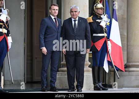 Parigi, Francia. 21 ottobre 2024. Il presidente francese Emmanuel Macron dà il benvenuto al presidente di Panama Jose Raul Mulino all'Elysee Palace di Parigi il 21 ottobre 2024. Foto di Firas Abdullah/ABACAPRESS. COM credito: Abaca Press/Alamy Live News credito: Abaca Press/Alamy Live News Foto Stock