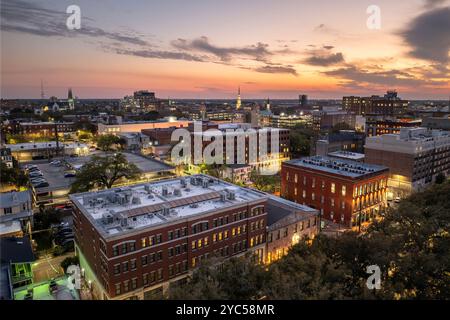 Vista aerea di Savannah, vecchia città storica della Georgia. Architettura del Sud America di notte. Foto Stock