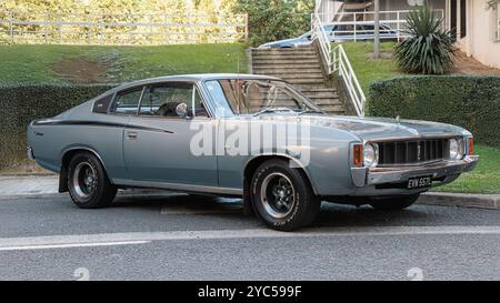 Urnieta, Spagna - 5 ottobre 2024: 1973 Chrysler VJ Valiant Charger 770 per le strade della città Foto Stock