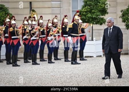 Parigi, Francia. 21 ottobre 2024. Il presidente di Panama Jose Raul Mulino cammina mentre viene accolto dal presidente francese Emmanuel Macron all'Elysee Palace di Parigi il 21 ottobre 2024. Foto di Firas Abdullah/ABACAPRESS. COM credito: Abaca Press/Alamy Live News credito: Abaca Press/Alamy Live News Foto Stock