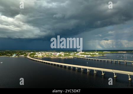 Barron Collier Bridge e Gilchrist Bridge in Florida con traffico in movimento. Infrastruttura di trasporto nella contea di Charlotte che collega Punta Gorda An Foto Stock