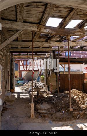 vecchia casa in legno fatiscente, supportata e che necessita di ristrutturazione Foto Stock