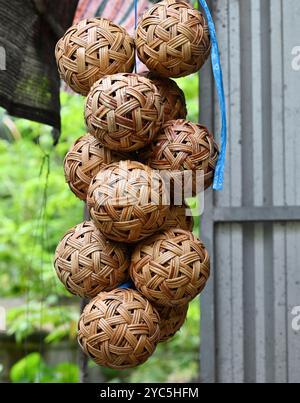 "Mercato galleggiante Tailandia" Sepak Takraw ball o Thai volley ball, tradizionalmente fatto di rattan intrecciato nel damneon saduak Tailandia Bangkok asia Foto Stock