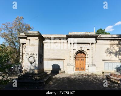 Memoriale di guerra e cenotafio fuori dalla sezione Alfred East della biblioteca pubblica di Kettering, Inghilterra. Foto Stock