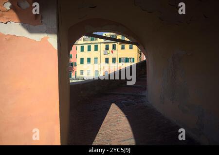 Portico in un passaggio verso un ponte di pietra in una giornata di sole Foto Stock